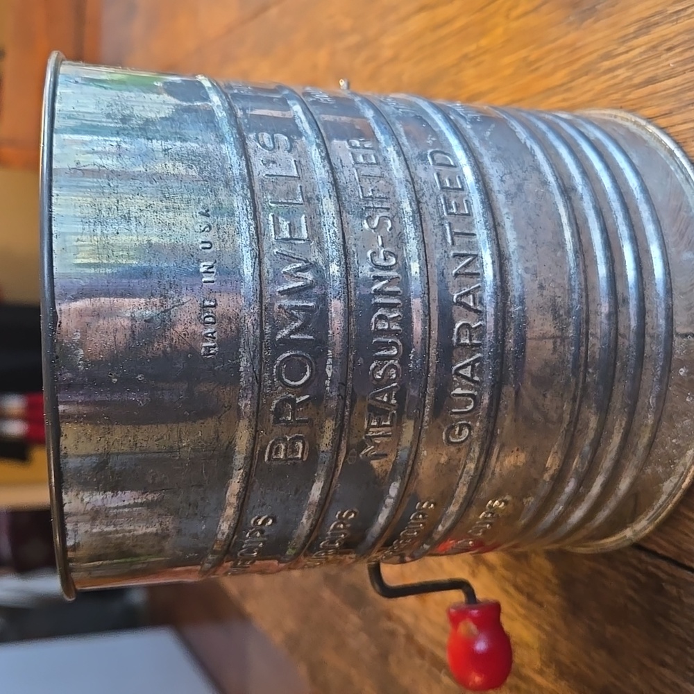 Vintage Metal Measuring Cups Set - Picture 5 of 11